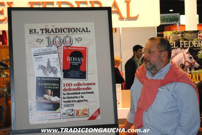 Don Raúl Finucci junto a la tapa del Nº 100 en su presentación en La Rural