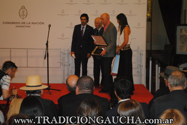 Don Rodolfo Ramos al ser homenajeado en el Congreso Nacional